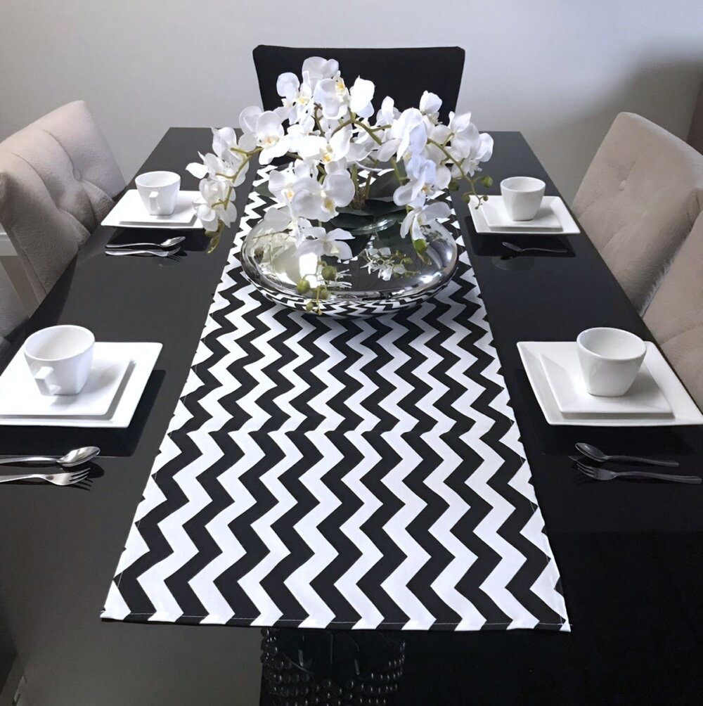 caminho-de-mesa-preto-chevron-1